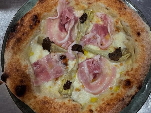 Pizza bianca con porcini e crudo