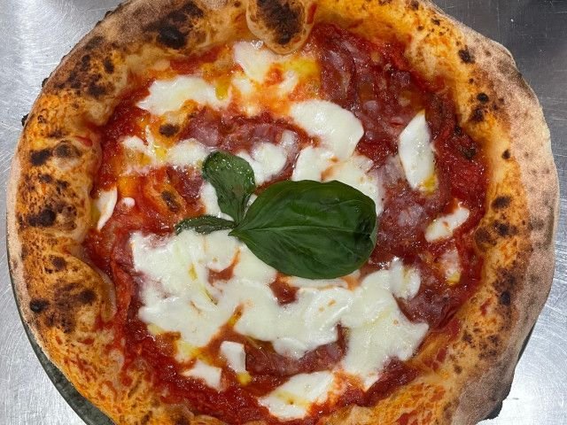 Margherita con fiordilatte e basilico