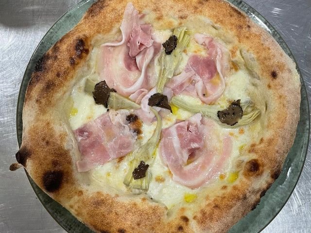 Pizza con cotto, carciofi e tartufo